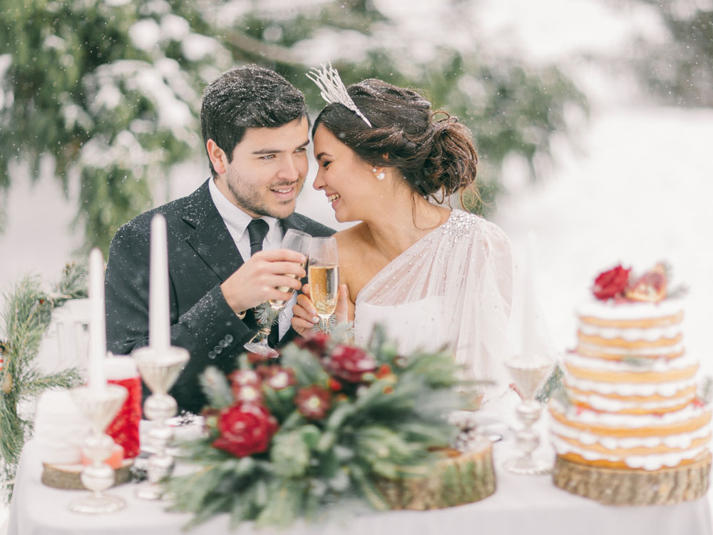 Ein Brautpaar bei einer winterlichen Hochzeit